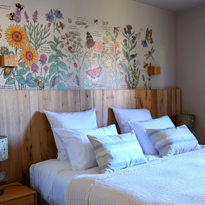 Un lit "Matelas Français", avec des couettes en plume
